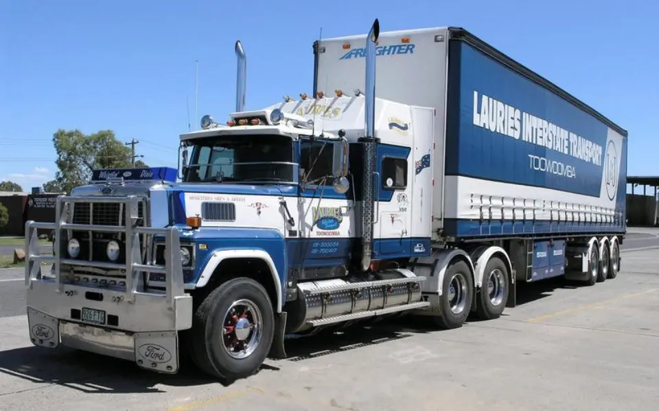 Waarom wys huishoudelike vragmotors nie hul uitlaatpype opwaarts nie?